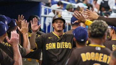 El dominicano Manny Machado, de los Padres de San Diego, festeja en la cueva tras anotar en un sencillo de Ty France ante los Marlins de Miami, el sábado 25 de julio de 2026 (AP Foto/David Santiago)