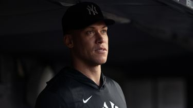 Aaron Judge, de los Yankees de Nueva York, observa desde la banca durante la tercera entrada de un partido de béisbol contra los Dodgers de Los Ángeles, el viernes 17 de julio de 2026, en Nueva York. (Foto AP/Adam Hunger)