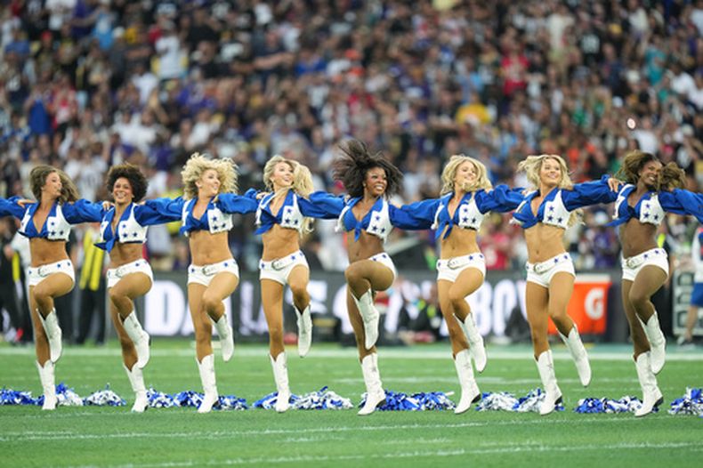 Las animadoras de los Cowboys de Dallas realizan una coreografía antes del partido ante los RAvens de Baltimore en Río de Janeiro, el domingo 27 de septiembre de 2026 (AP Foto/Andre Penner)