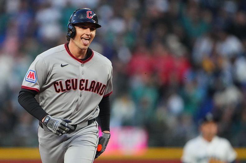 Chase DeLauter, de los Guardianes de Cleveland, recorre las bases tras batear un jonrón solitario en el duelo ante los Marineros de Seattle, el jueves 26 de mayo de 2026 (AP Foto/Lindsey Wasson)