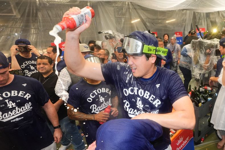 Shohei Ohtani, astro japonés de los Dodgres de Los Ángeles, festeja la victoria sobre los Rojos de Cincinnati en la serie de comodines de la Liga Nacional, el miércoles 1 de octubre de 2025 (AP Foto/Mark J. Terrill)