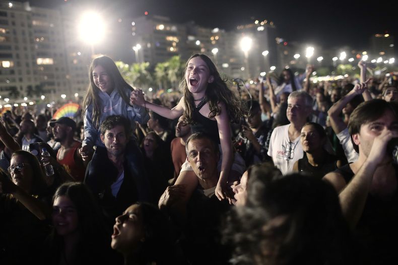 Fans vitorean mientras ven el concierto gratuito de Lady Gaga en la playa de Copacabana, en Río de Janeiro, el domingo 4 de mayo de 2025. (Foto AP/Bruna Prado)