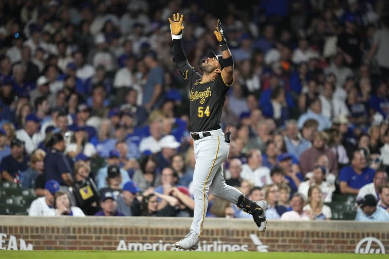 Joshua Palacios, de los Piratas de Pittsburgh, celebra su cuadrangular de tres carreras frente al relevista de los Cachorros de Chicago, José Cuas, durante la cuarta entrada del juego de béisbol del miércoles 20 de septiembre de 2023, en Chicago. (AP Foto/Charles Rex Arbogast)