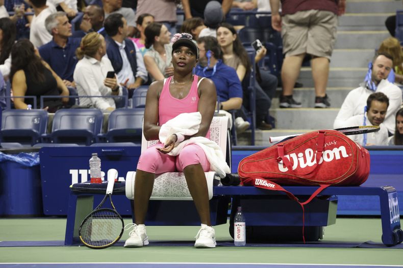 La estadounidense Venus Williams durante una pausa del partido contra la belga Greet Minnen en la primera ronda del US Open, el martes 29 de agosto de 2023, en Nueva York. (AP Foto/Jason DeCrow)