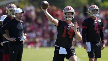 Sam Darnold (14), quarterback de los 49ers de San Francisco, lanza el balón durante el campamento de entrenamiento del equipo de la NFL, el domingo 30 de julio de 2023, en Santa Clara, California. (AP Foto/Godofredo A. Vásquez)