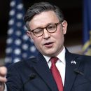 El republicano Mike Johnson, presidente de la Cámara de Representantes, habla con la prensa antes de una votación sobre una resolución para mantener al gobierno en funcionamiento, el martes 14 de noviembre de 2023, en el Capitolio en Washington. (AP Foto/J. Scott Applewhite)