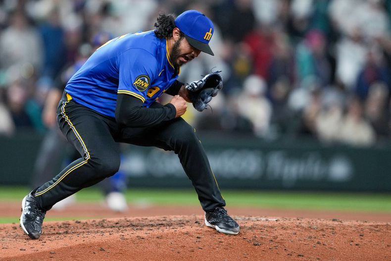 El mexicano Andrés Muñoz festeja la victoria de los Marineros de Seattle por 1-0 sobre los Medias Rojas de Boston, el viernes 29 de marzo de 2024 (AP Foto/Lindsey Wasson)