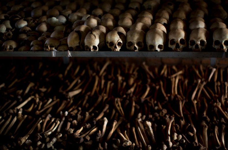 ARCHIVO - En imagen del 4 de abril de 2014, cráneos y huesos de algunas de las personas que fueron masacradas cuando buscaban refugio en una iglesia católica se exhiben como monumento en conmemoración de los miles de fallecidos dentro y en los alrededores del recinto durante el genocidio de 1994, en Ntarama, Ruanda; imagen tomada el 4 de abril de 2014. (Foto AP/Ben Curtis, archivo)