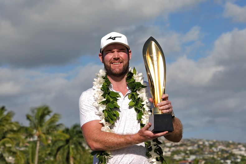 ARCHIVO - Grayson Murray sostiene el trofeo después de ganar el evento de golf Sony Open, el domingo 14 de enero de 2024, en el Waialae Country Club en Honolulu. El dos veces ganador del PGA Tour, Grayson Murray, murió la mañana del sábado 25 de mayo de 2024 a los 30 años, un día después de retirarse del Charles Schwab Cup Challenge en Colonial (AP Foto/Matt York, Archivo)