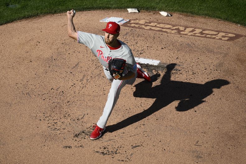 El abridor Zack Wheeler de los Filis de Filadelfia en el primer inning ante los Nacionales de Washington, el jueves 27 de marzo de 2025, en Washington. (AP Foto/Nick Wass)