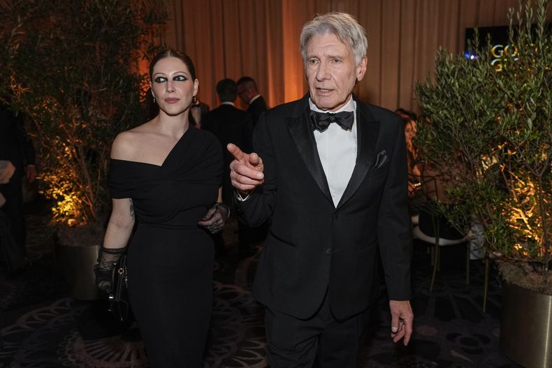 Georgia Ford, izquierda, y Harrison Ford llegan a la 82ª edición de los Globos de Oro el domingo 5 de enero de 2025 en el Beverly Hilton de Beverly Hills, California. (Foto AP/Chris Pizzello)
