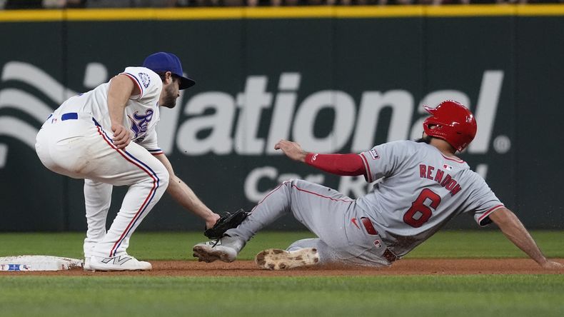 El campocorto de los Rangers de Texas, Josh Smith, a la izquierda. Anthony Rendón, de los Angelinos de Los Ángeles, en la segunda base para completar la doble matanza de la bola del cuadro con Mickey Moniak fuera en la primera base durante la octava entrada el sábado 7 de septiembre de 2024, en Arlington, Texas. (AP Foto/LM Otero)