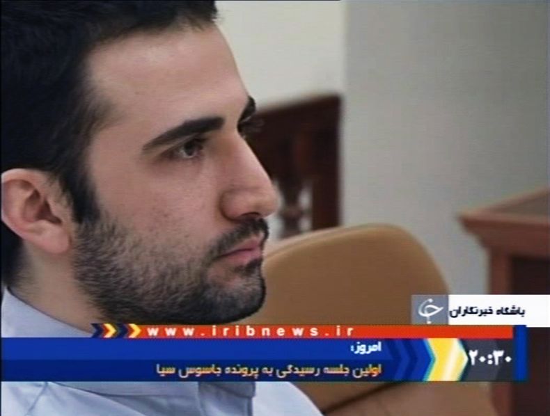 En esta foto del 27 de diciembre del 2011, tomada de la televisi&oacute;n iran&iacute; se ve al ciudadano estadounidense Amir Hekmati, acusado por Ir&aacute;n de espiar para la CIA, en un tribunal revolucionario en Teher&aacute;b. El 12 de abril del 2014,