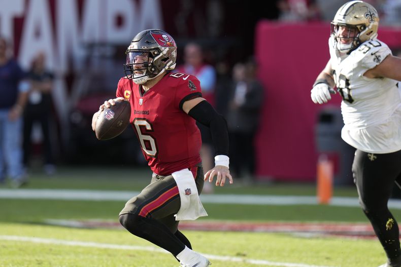 El quarterback de los Buccaneers de Tampa Bay Baker Mayfield corre con el balón en el encuentro ante los Saints de Nueva Orleans el domingo 5 de enero del 2025. (AP Foto/Chris OMeara)