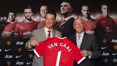 americateve | El nuevo t&eacute;cnico del Manchester United, Louis van Gaal (izquierda) posa junto al exjugador Bobby Charlton antes de la conferencia de prensa en &ntilde;la que fue presentado ene le stadio Old Trafford el jueves 17 de julio de 2014. (Foto de AP/Jon S