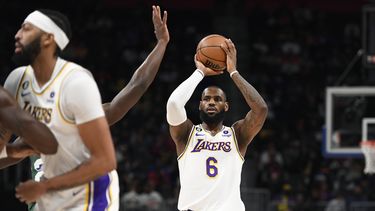 James, Davis cargan con la victoria de Lakers ante Pistons