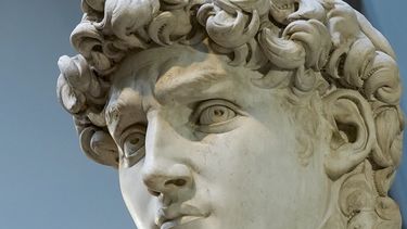Un detalle de la estatua del David de Miguel Ángel del siglo XVI se exhibe en la galería de la Academia, en Florencia, centro de Italia, el lunes 18 de marzo de 2024. (Foto AP/Andrew Medichini)