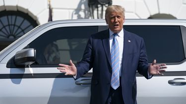 El presidente Donald Trump habla del camión eléctrico Endurance en Washington el 28 de septiembre del 2020. (AP foto/Evan Vucci)