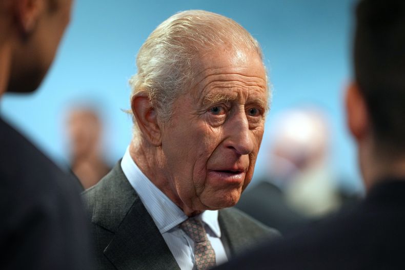 El rey Carlos III de Gran Bretaña se reúne con personal de los servicios de emergencia en la sede de la policía de Greater Manchester, en Manchester, Inglaterra, el lunes 20 de octubre de 2025. (Foto AP/Alastair Grant, Pool)