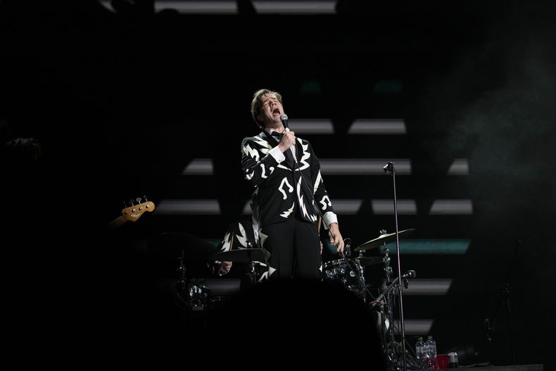 El vocalista Pelle Almqvist de la banda sueca de rock The Hives durante su concierto en el festival Corona Capital de la Ciudad de México el viernes 17 de noviembre de 2023. (Foto AP/Eduardo Verdugo)