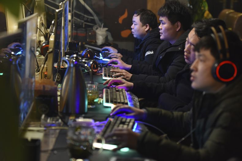 Gente jugando en internet en un cibercafé en Fuyang, en la provincia central china de Anhui, el viernes 1 de marzo de 2019.(Chinatopix via AP)