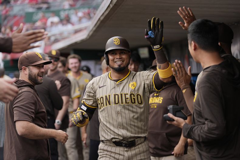 Luis Arráez, de los Padres de San Diego, es felicitado en el dugout después de su jonrón contra los Rojos de Cincinnati durante la primera entrada de un juego de béisbol el miércoles 22 de mayo de 2024, en Cincinnati. (AP Foto/Carolyn Kaster)