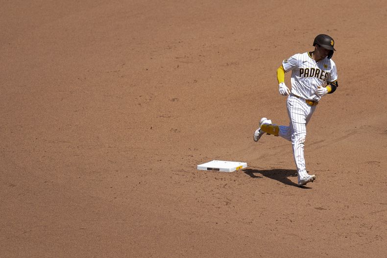 Kyle Higashioka, de los Padres de San Diego, recorre las bases luego de conseguir un grand slam en el juego del miércoles 26 de junio de 2024, ante los Nacionales de Washington (AP Foto/Gregory Bull)