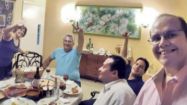 lo que hay detras de la polemica foto donde aparece diaz canel comiendo en su casa junto a su esposa