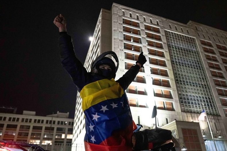 Un migrante venezolano celebra afuera del Centro Metropolitano de Detención en Nueva York el 3 de enero del 2026. (AP foto/Yuki Iwamura)