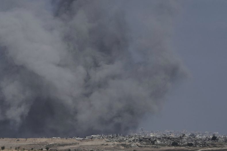 Humo del bombardeo israelí en el norte de la Franja de Gaza, cerca de la frontera entre Israel y Gaza, visto desde el sur de Israel, el lunes 14 de julio de 2025. (AP Foto/Maya Alleruzzo)