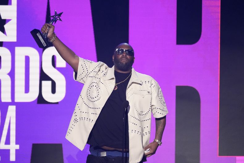 Killer Mike recibe el premio al álbum del año por Michael durante los premios BET el domingo 30 de junio de 2024 en el Peacock Theatre de Los Ángeles. (Foto AP/Chris Pizzello)