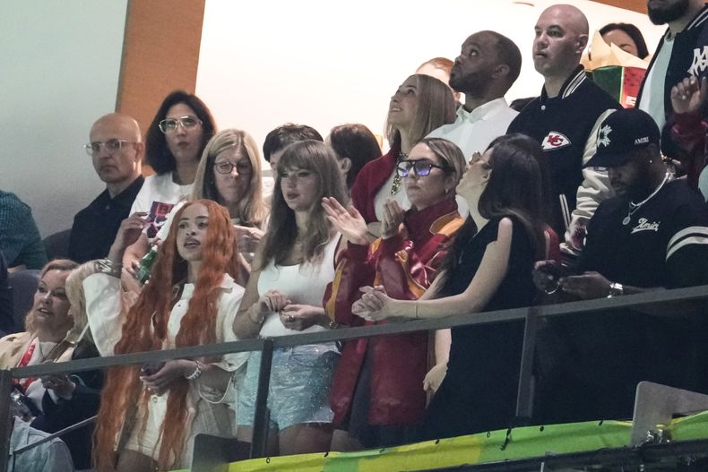 Ice Spice, de izquierda a derecha, Taylor Swift, Este Haim y Alana Haim observan durante la primera mitad del Super Bowl 59 de la NFL entre los Chiefs de Kansas City y los Eagles de Filadelfia, el domingo 9 de febrero de 2025, en Nueva Orleans. (Foto AP/Gerald Herbert)