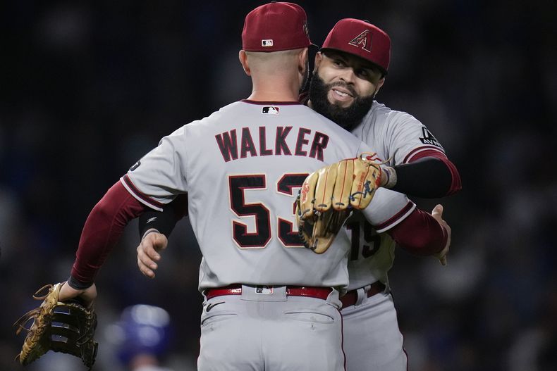Emmanuel Rivera de los Diamondbacks de Arizona (derecha) y Christian Walker celebran la victoria del equipo por 6-2 sobre los Cachorros de Chicago en el juego de las Grandes Ligas, el jueves 7 de septiembre de 2023, en Chicago. (AP Foto/Erin Hooley)