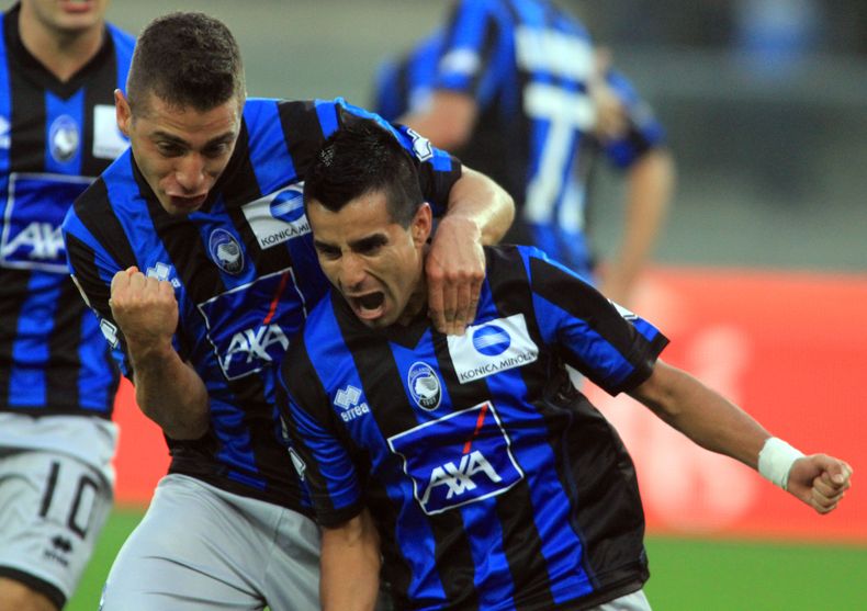 El jugador argentino del Atalanta, Maxi Moralez, derecha, festeja un gol contra el Chievo en la Serie A italiana el s&aacute;bado, 5 de octubre de 2013, en Verona, Italia. (AP Photo/Felice Calabro)