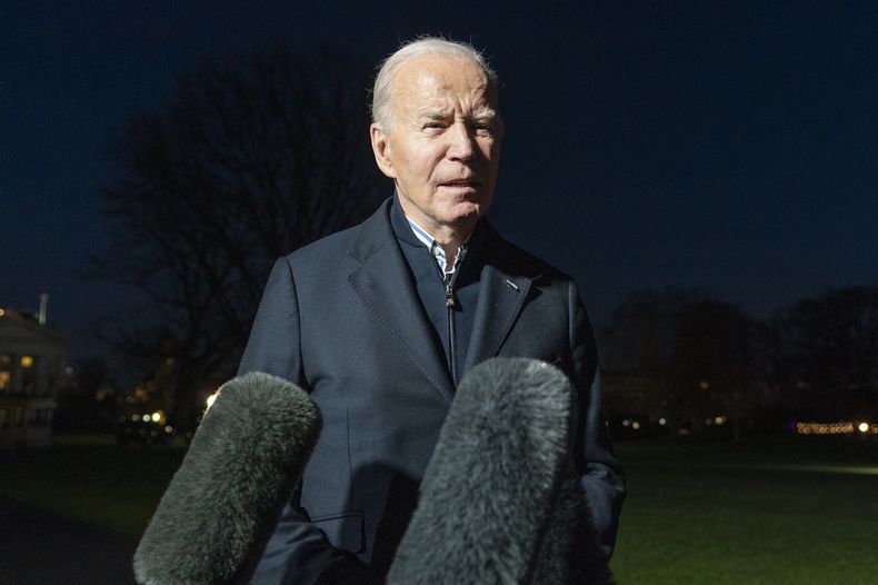 El presidente Joe Biden responde a una pregunta después de descender del helicóptero presidencial en la Casa Blanca, el 20 de diciembre de 2023, en Washington. (AP Foto/Alex Brandon, Archivo)