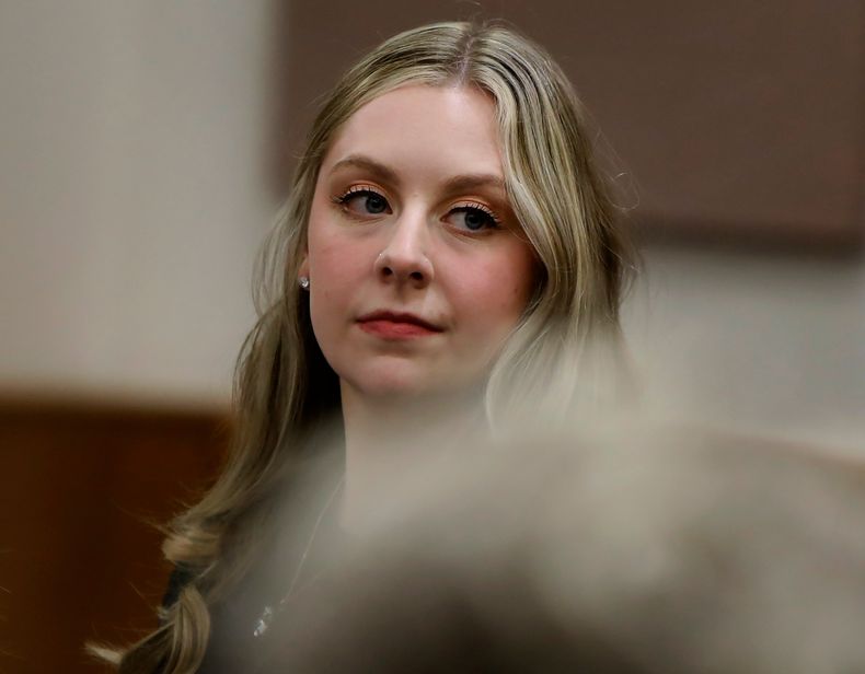 La maestra Abby Zwerner en el tribunal en Newport News, Virginia el 28 de octubre del 2025. (Stephen M. Katz/The Virginian-Pilot via AP, Pool)