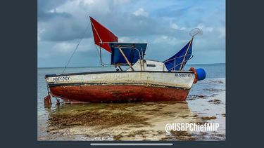 Un grupo de balseros cubanos llegó este lunes a Florida a bordo de un barco pesquero. (Guardia Costera)