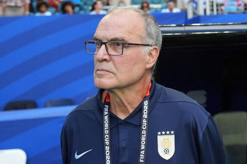 El técnico de Uruguay Marcelo Bielsa durante el partido contra Cabo Verde por el Grupo H del Mundial, el lunes 15 de junio de 2026, en Miami Gardens, Florida. (AP Foto/Rebecca Blackwell)