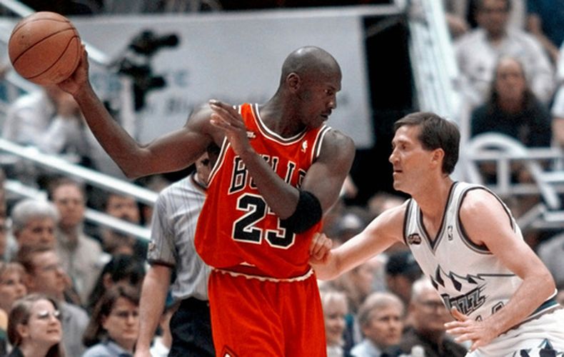 ARCHIVO - Michael Jordan de los Bulls de Chicago aleja el balón de Jeff Hornacek del Jazz de Utah en el segundo juego de las Finales de la NBA, el 5 de junio de 1998, en Salt Lake City. (AP Foto/Mark J. Terrill, file)