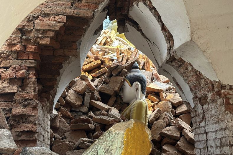 Una pagoda dañada, parcialmente enterrada entre los escombros provocados por un sismo en el municipio de Amarapura, en Mandalay, Myanmar, el 2 de abril de 2025. (AP Foto)
