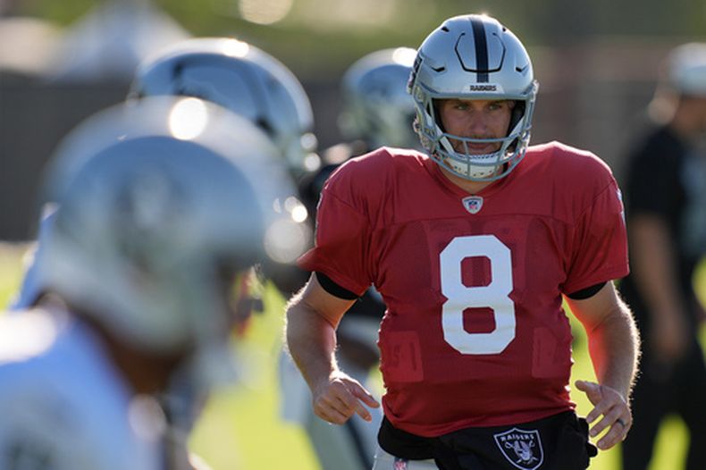 El quarterback de los Raiders de Las Vegas, Kirk Cousins (8), calienta durante la práctica en el campamento de entrenamiento de fútbol americano de la NFL del equipo el martes 4 de agosto de 2026, en Henderson, Nevada. (Foto AP/John Locher)
