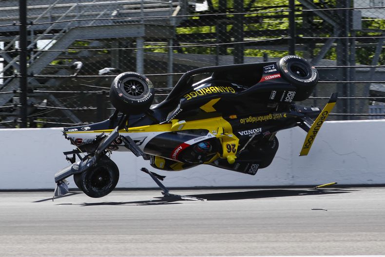 El auto de Colton Herta en el aire tras golpear contra la pared en la primera vuelta de la calificación a las 500 Millas de Indianápolis el sábado 17 de mayo del 2025.(AP Foto/Kirk DeBrunner)