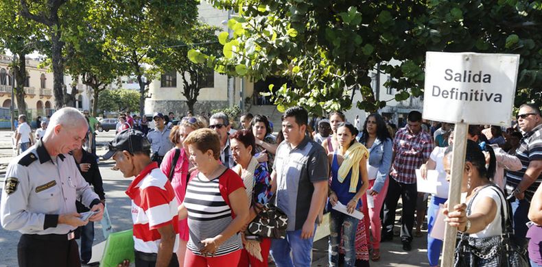 &nbsp;Espera ante la Sección de Intereses de Estados Unidos en La Habana para conseguir el visado.