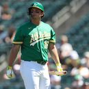Nick Kurtz, de los Atléticos, camina hacia el dugout tras poncharse durante la cuarta entrada de un partido de béisbol contra los Marlins de Miami, el domingo 5 de julio de 2026, en West Sacramento, California. (Foto AP/Scott Marshall)