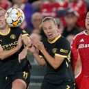Giulia Gwinn (derecha) del Bayern Múnich pugna un balón con Beth Mead y Lauren Hemp del Manchester City en la Liga de Campeonas femenina, el martes 22 de septiembre de 2026. (AP Foto/Matthias Schrader)