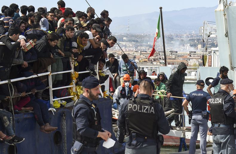 ARCHIVO - Migrantes desembarcan de un barco en el puerto de Catania, Sicilia, el 12 de abril de 2023. (AP Foto/Salvatore Cavalli, Archivo)