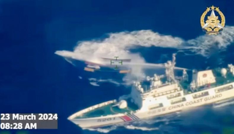 ARCHIVO - En esta imagen tomada de un video proporcionado or las Fuerzas Armadas de Filipinas, un barco guardacostas chino utiliza un cañón de agua contra el barco de avituallamiento filipino Unaizah May 4 cuando se acercaba al banco de arena Second Thomas, también conocido como Ayungin, en el disputado mar de China Meridional, el 23 de marzo de 2024. (Fuerzas Armadas de Filipinas via AP, Archivo)