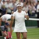 La tunecina Ons Jabeur celebra su triunfo ante la bielorrusa Aryna Sabalenka en su partido de semifinales del torneo de Wimbledon, el jueves 13 de julio de 2023, en Londres. (AP Foto/Kin Cheung)