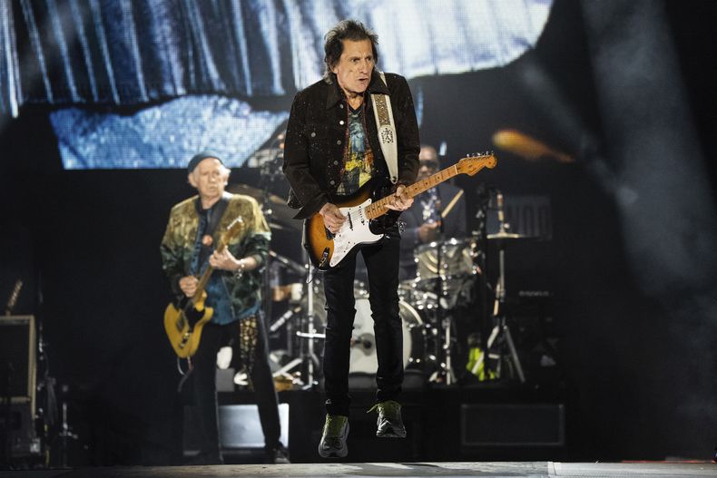 Ronnie Wood de Los Rolling Stones se presenta en la primera noche de la etapa estadounidense de su gira Hackney Diamonds el domingo 28 de abril de 2024 en Houston. (Foto Amy Harris/Invision/AP)
