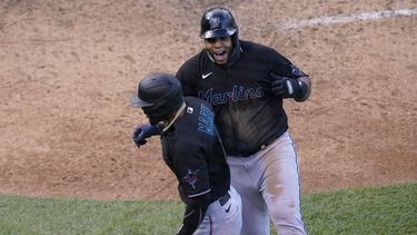 Con jonrón de Dickerson Marlins ganan 1er juego a Cachorros